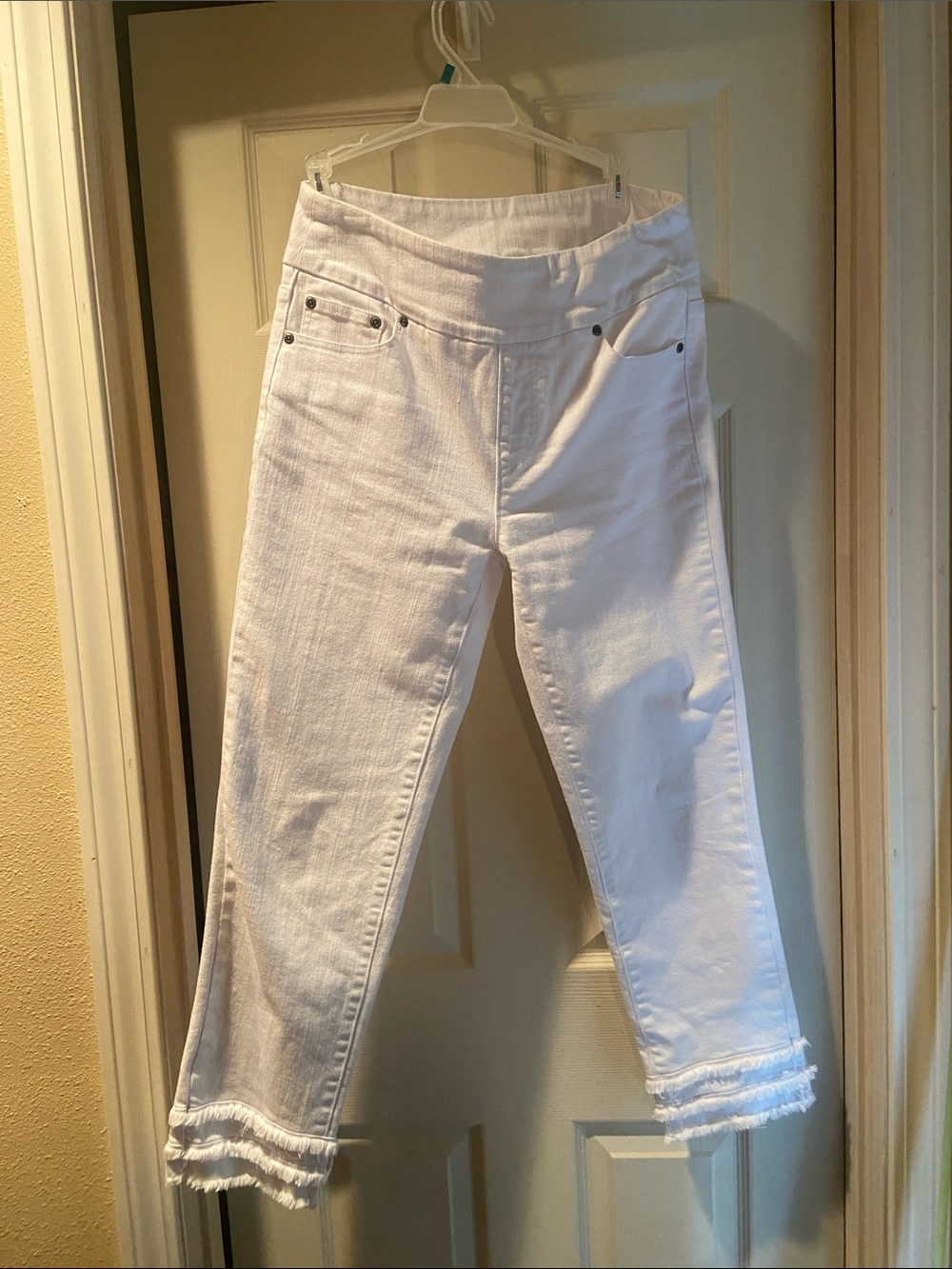 Women's White Ankle Jeans with Frayed Hem